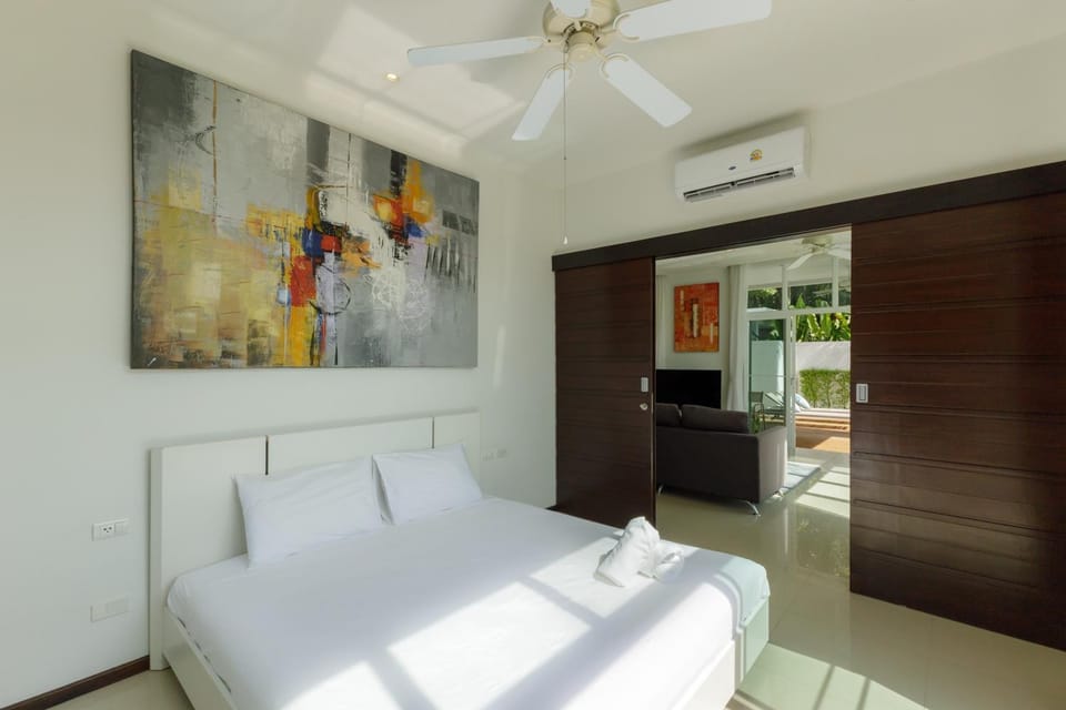 Bed, Living room, Bedroom