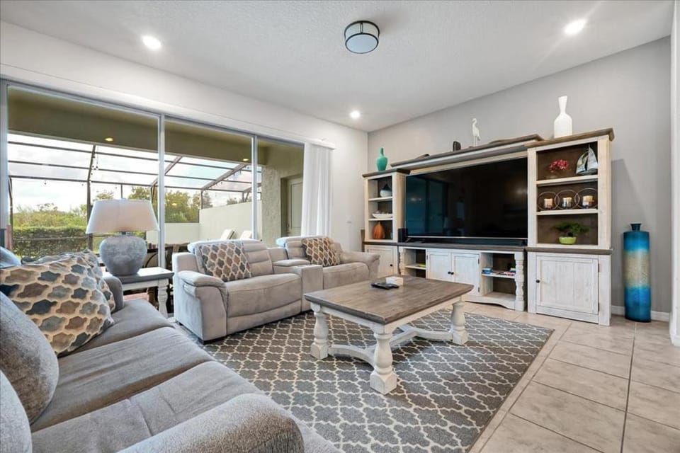 Solterra Bliss Retreat, Near Disney w/ Lazy River House in Polk County