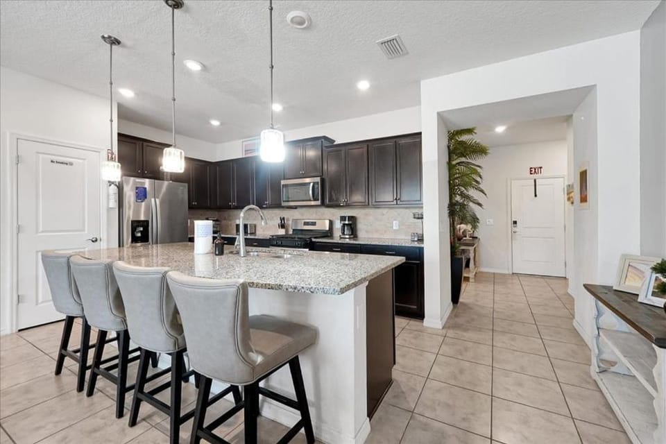 Solterra Bliss Retreat, Near Disney w/ Lazy River House in Polk County