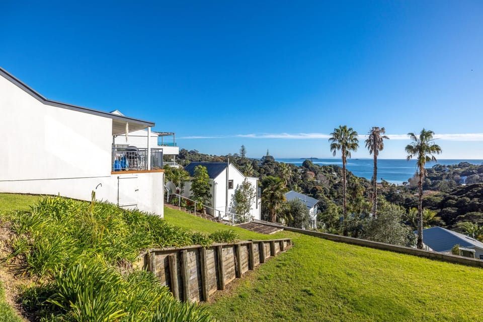 Hibiscus Hideaway - Sea Views in Palm Beach Apartment in Auckland Region