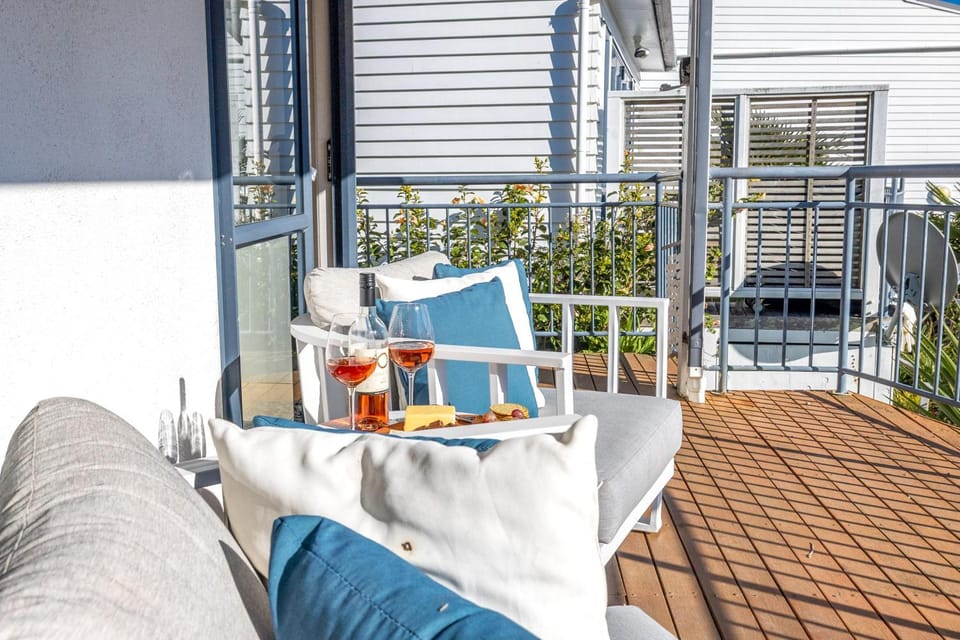 Hibiscus Hideaway - Sea Views in Palm Beach Apartment in Auckland Region