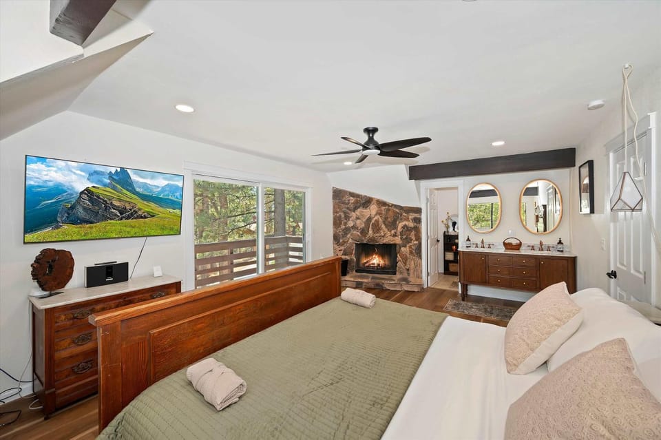 Natures Peak - Family Retreat with 2 Fireplaces House in Green Valley Lake