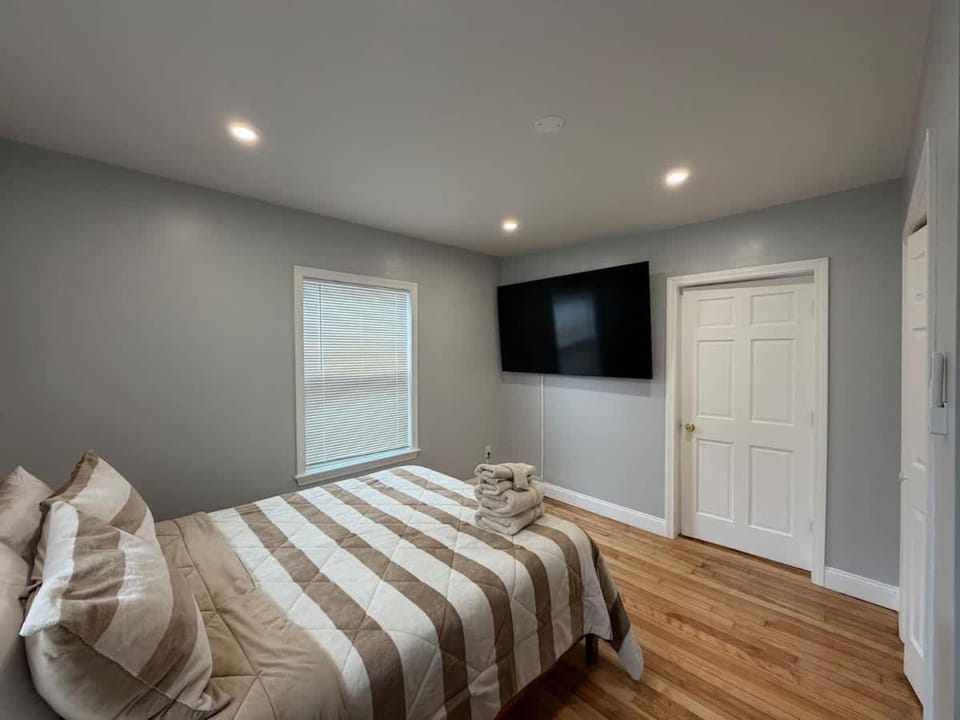 One Bedroom Only a Block from Clark University Apartment in Worcester