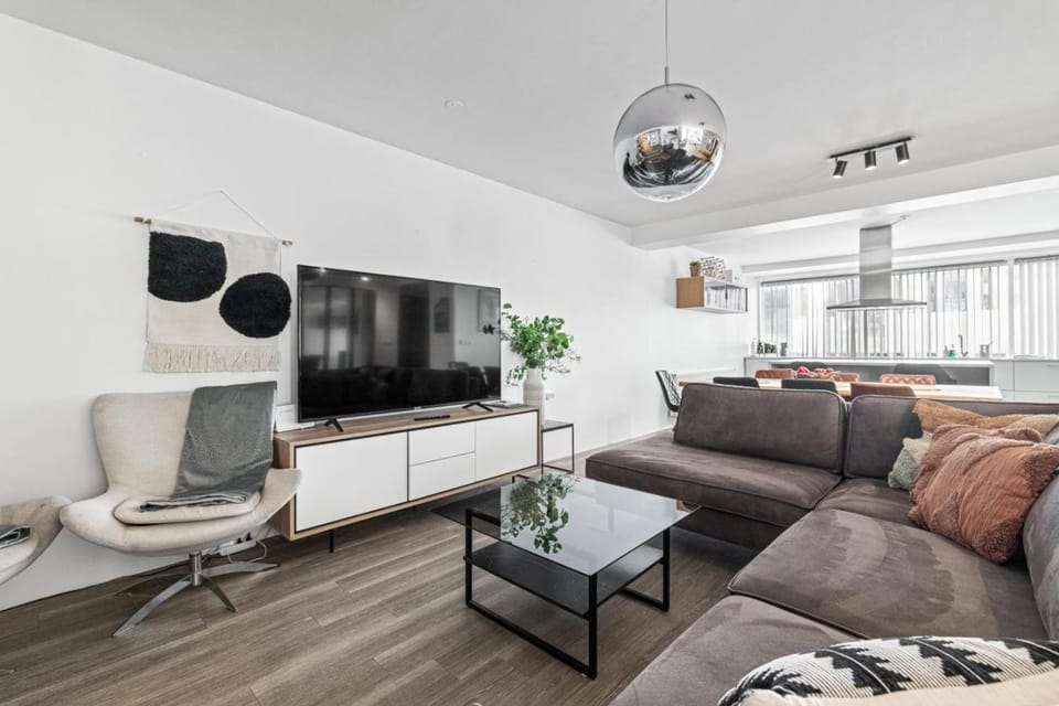 TV and multimedia, Living room, Seating area, Evening entertainment