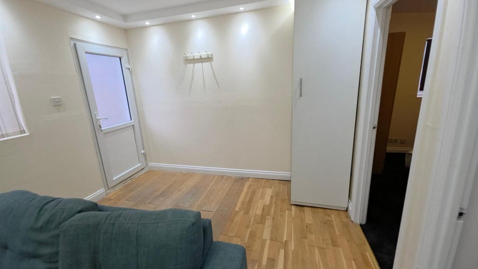 Superb Holiday Break West London Apartment in London Borough of Ealing