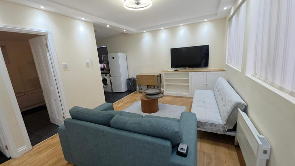 Superb Holiday Break West London Apartment in London Borough of Ealing