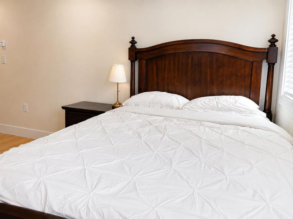 Private Queen Room with Private Bathroom Near Steveston Bed and Breakfast in Richmond
