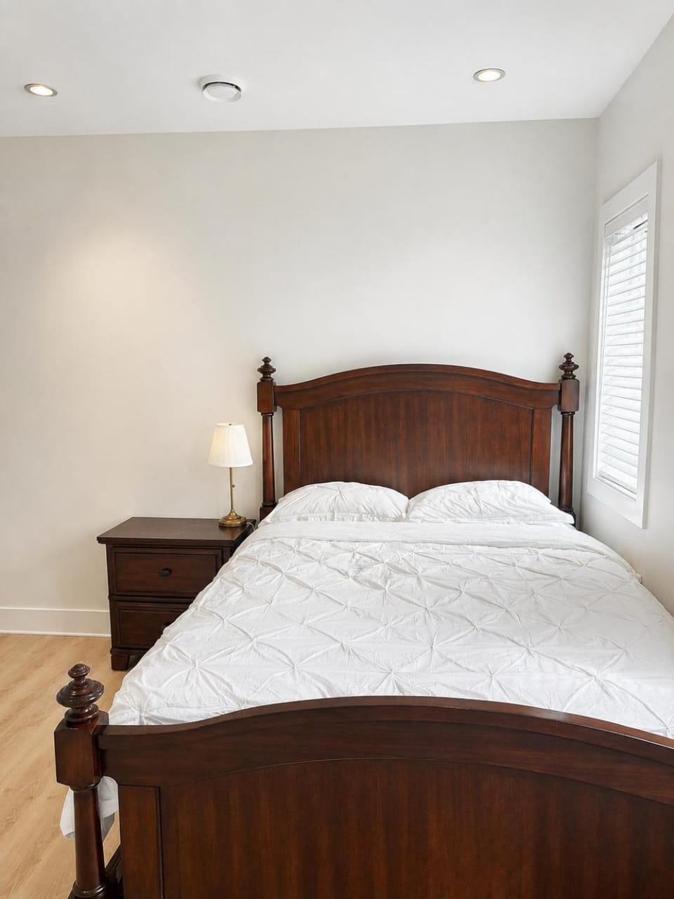 Private Queen Room with Private Bathroom Near Steveston Bed and Breakfast in Richmond