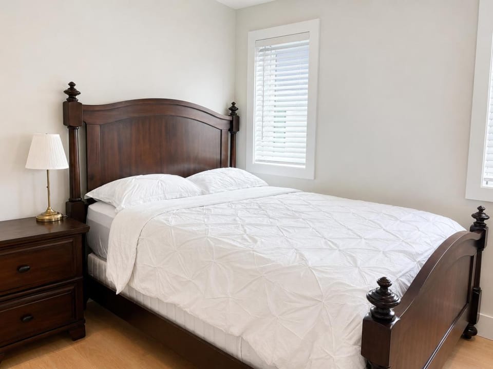 Private Queen Room with Private Bathroom Near Steveston Bed and Breakfast in Richmond