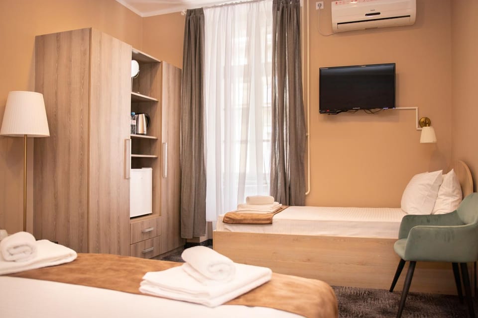 Bed, TV and multimedia, Photo of the whole room, Bedroom