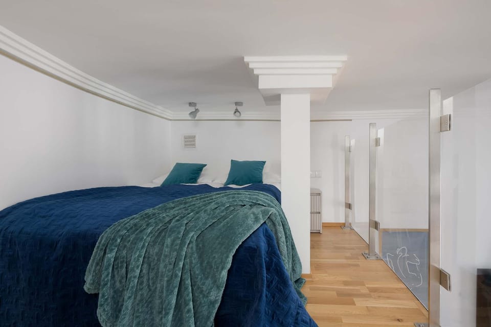 Bed, Seating area