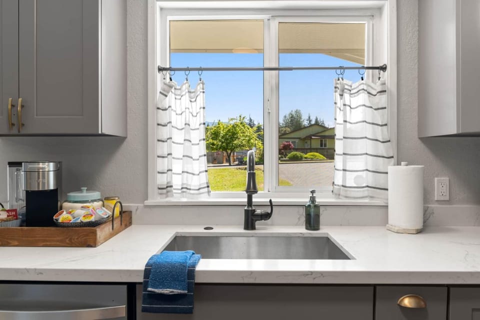 Ridge View Retreat with Mtn Views & Hot Tub House in Port Angeles