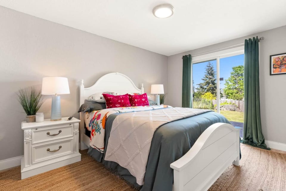 Ridge View Retreat with Mtn Views & Hot Tub House in Port Angeles