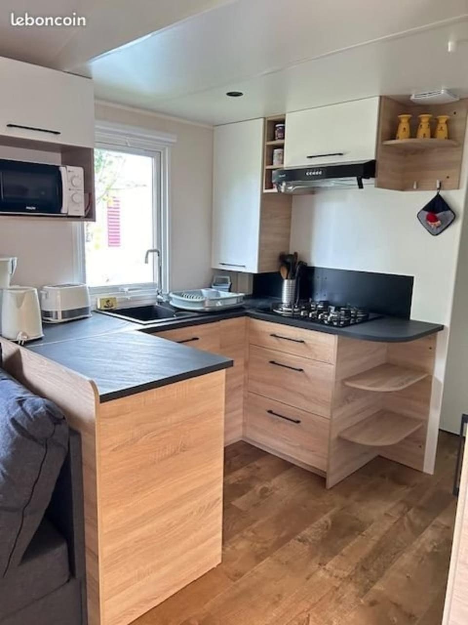 Mobil-home 3 chambres 8 personnes House in Condrieu