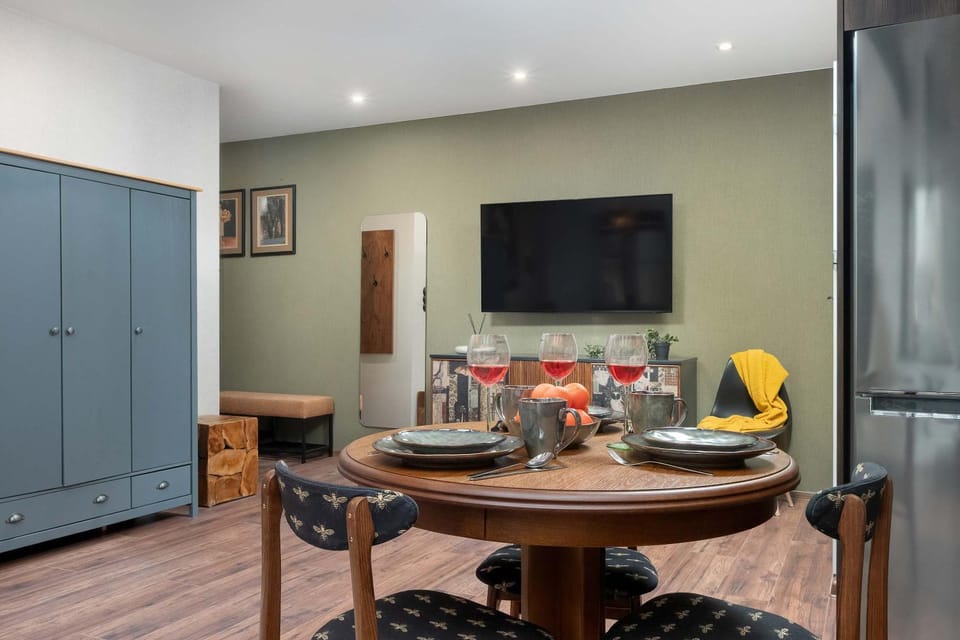 TV and multimedia, Seating area, Dining area