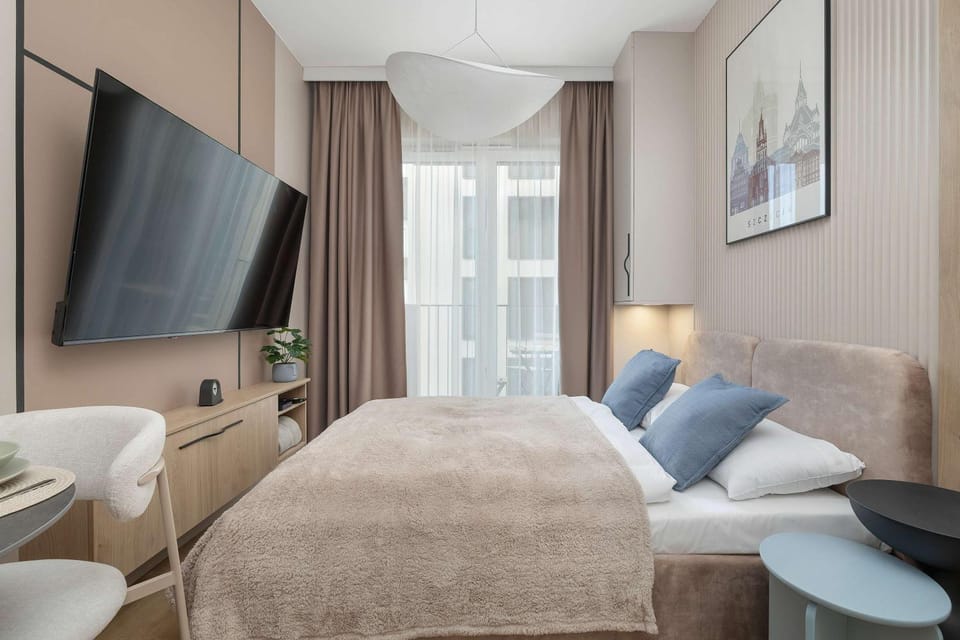 Bed, TV and multimedia, Living room, Photo of the whole room, Seating area, Bedroom