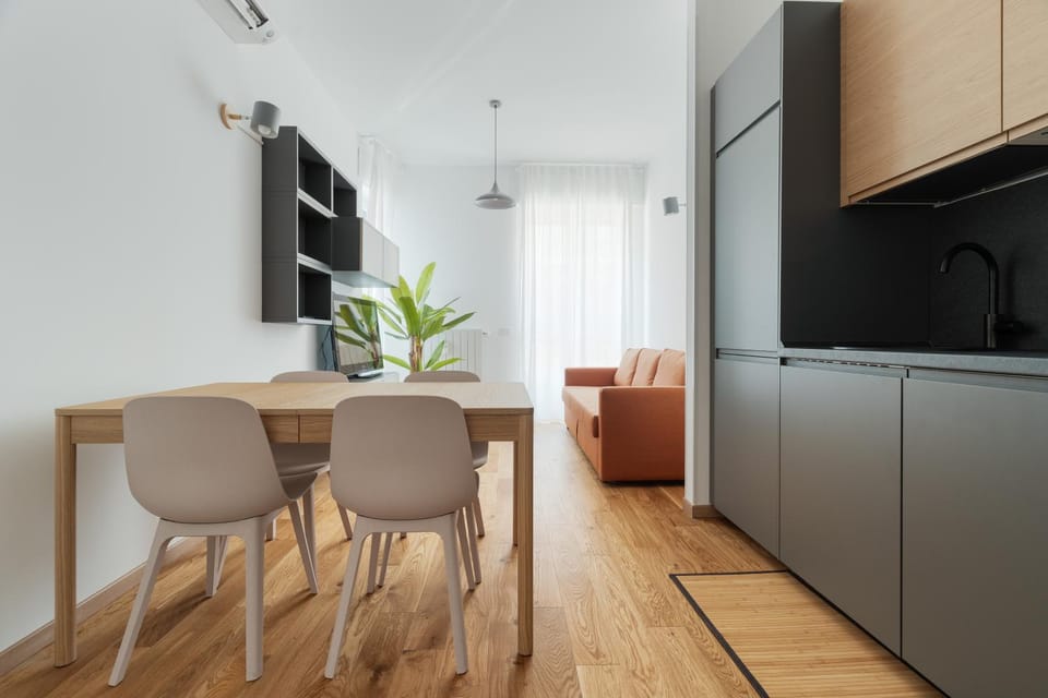 Kitchen or kitchenette, Dining area