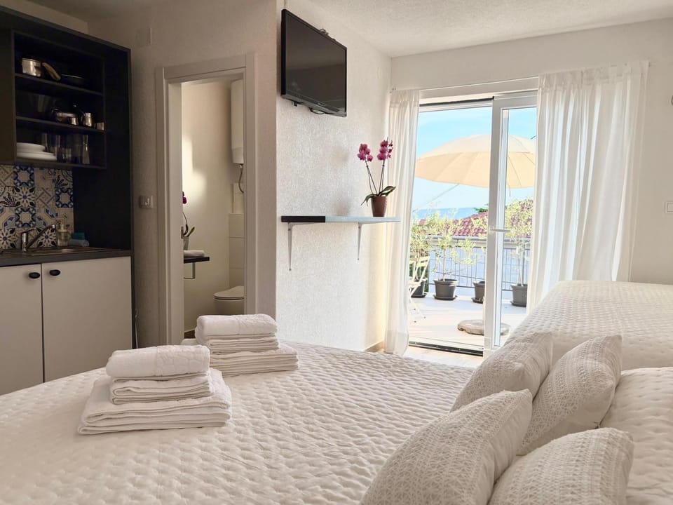 Bed, Natural landscape, View (from property/room), Photo of the whole room, Bedroom, towels