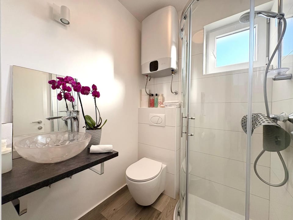 Shower, Toilet, Bathroom, Decorative detail, towels