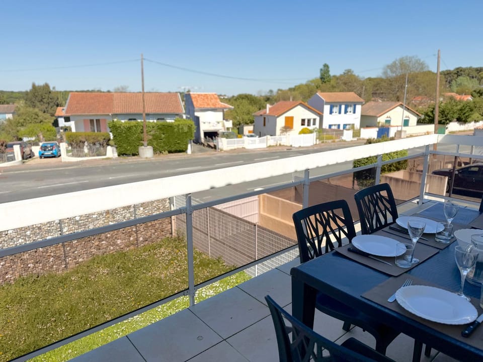 Patio, Day, Neighbourhood, Balcony/Terrace, Dining area, Street view