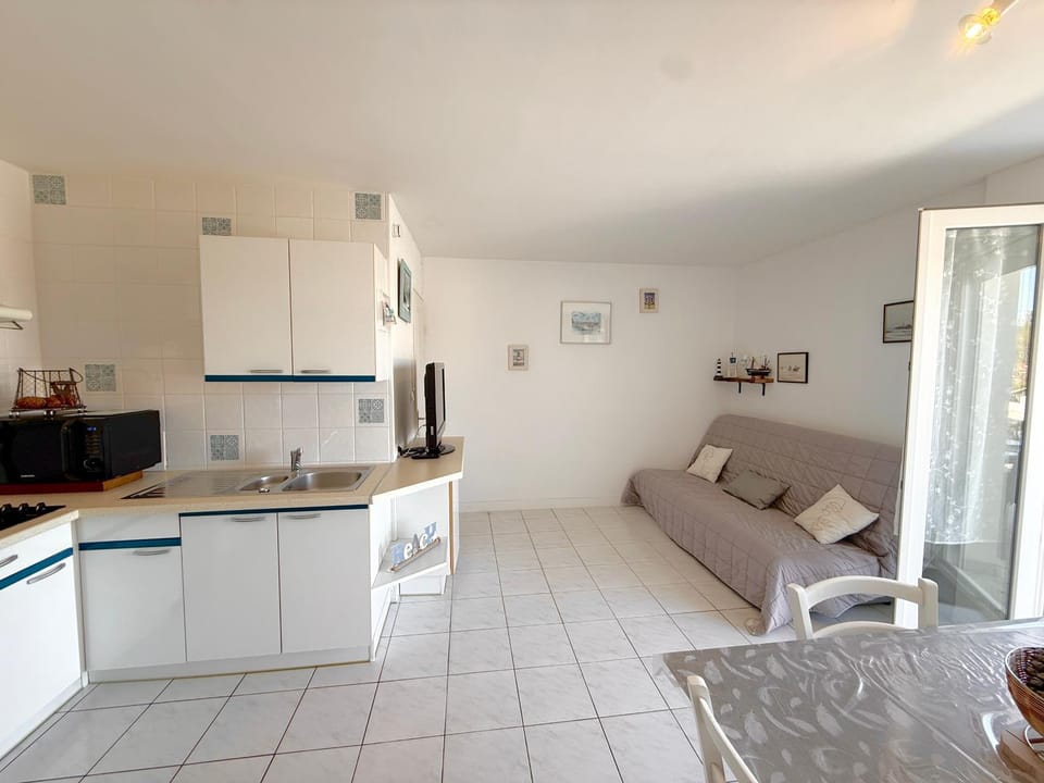 Kitchen or kitchenette, Living room, Seating area, Dining area, stove