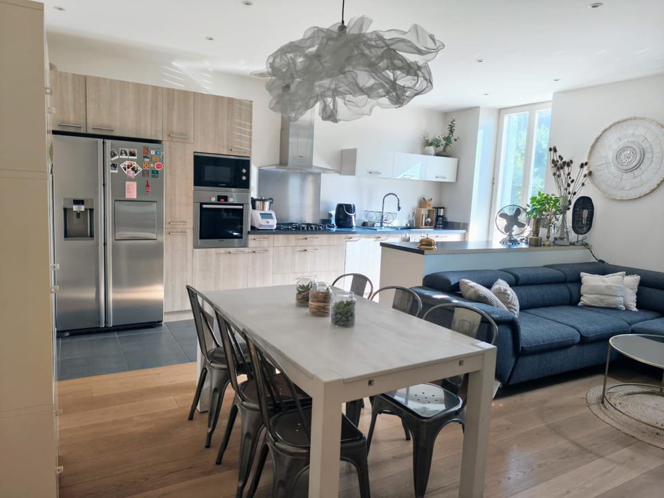 Seating area, Dining area