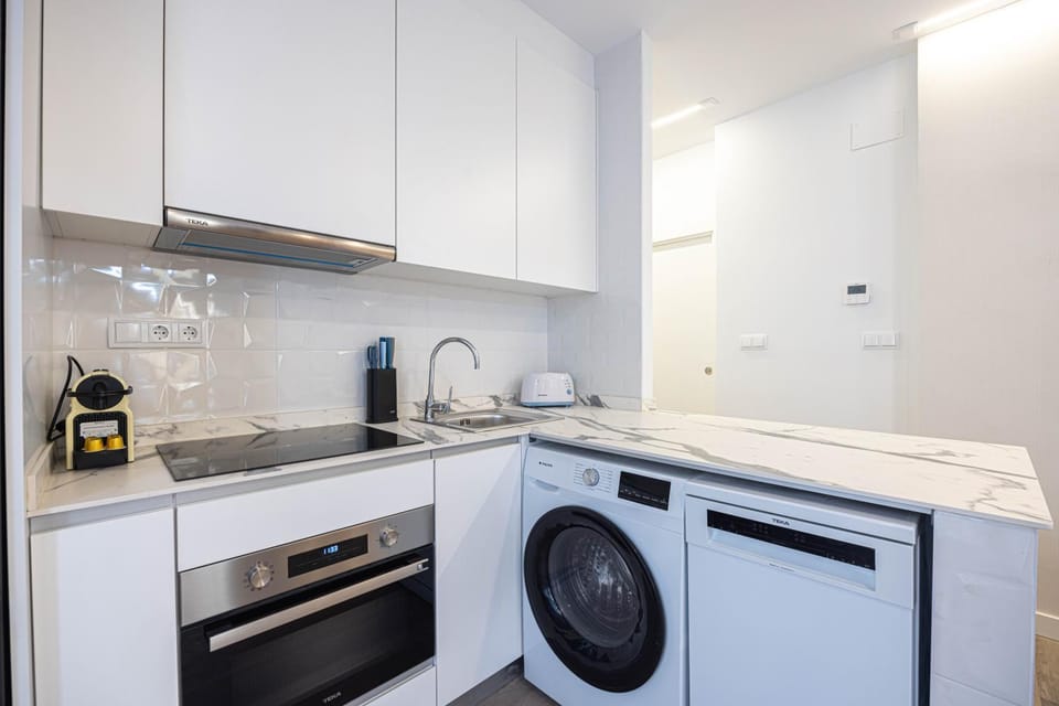 Kitchen or kitchenette, dishwasher, oven, washing machine