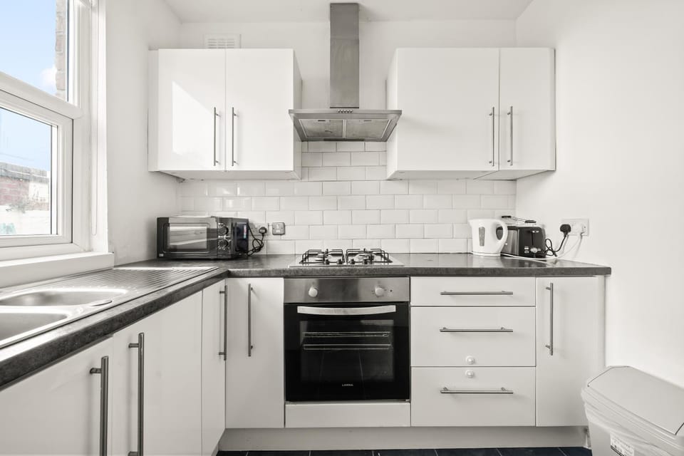 3 Bedroom House located at Old Swan, Liverpool Hosted by Eason Stays with Garden View and Free Parking House in Liverpool