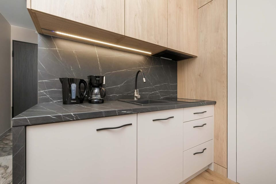 Coffee/tea facilities, Kitchen or kitchenette, stove