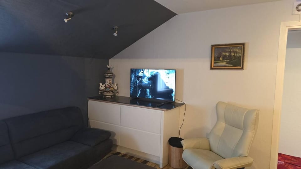 Communal lounge/ TV room, TV and multimedia, Living room