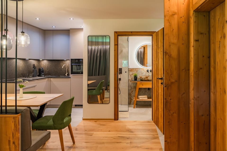 Bathroom, Kitchen or kitchenette, Dining area