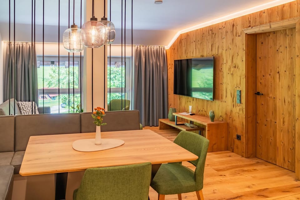 TV and multimedia, Living room, Seating area, Dining area