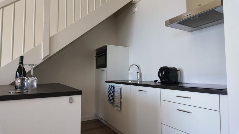 Coffee/tea facilities, Kitchen or kitchenette, stove