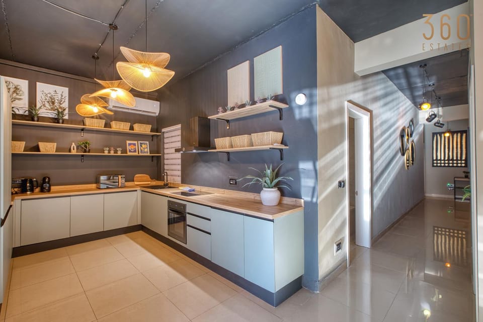 Kitchen or kitchenette, dishwasher, minibar, oven, stove