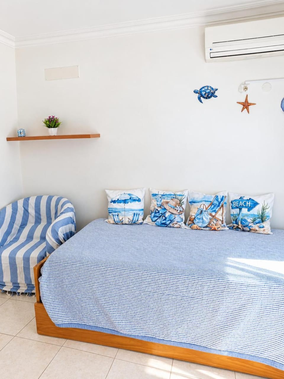 Bed, Living room, Seating area, air conditioner