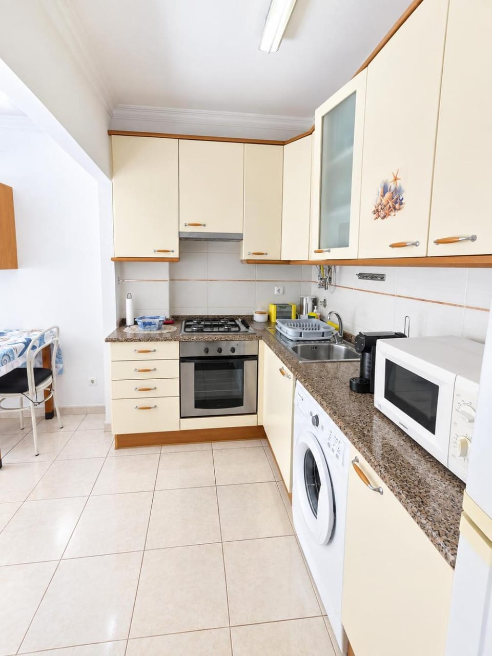 Kitchen or kitchenette, oven, toaster, washing machine