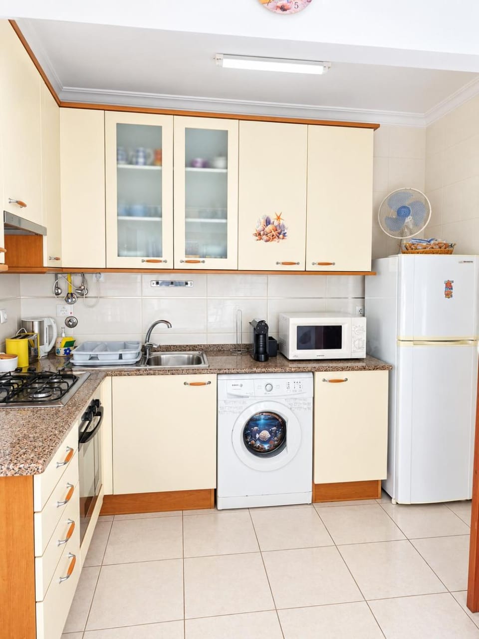 Coffee/tea facilities, Kitchen or kitchenette, oven, stove, toaster