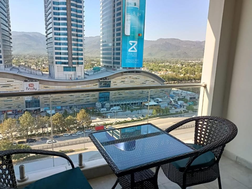 Property building, Day, Natural landscape, View (from property/room), Balcony/Terrace, City view, Mountain view, Parking