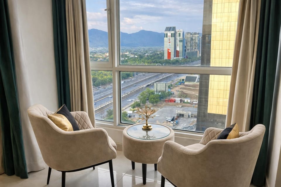Day, Natural landscape, View (from property/room), Living room, Seating area, City view, Mountain view