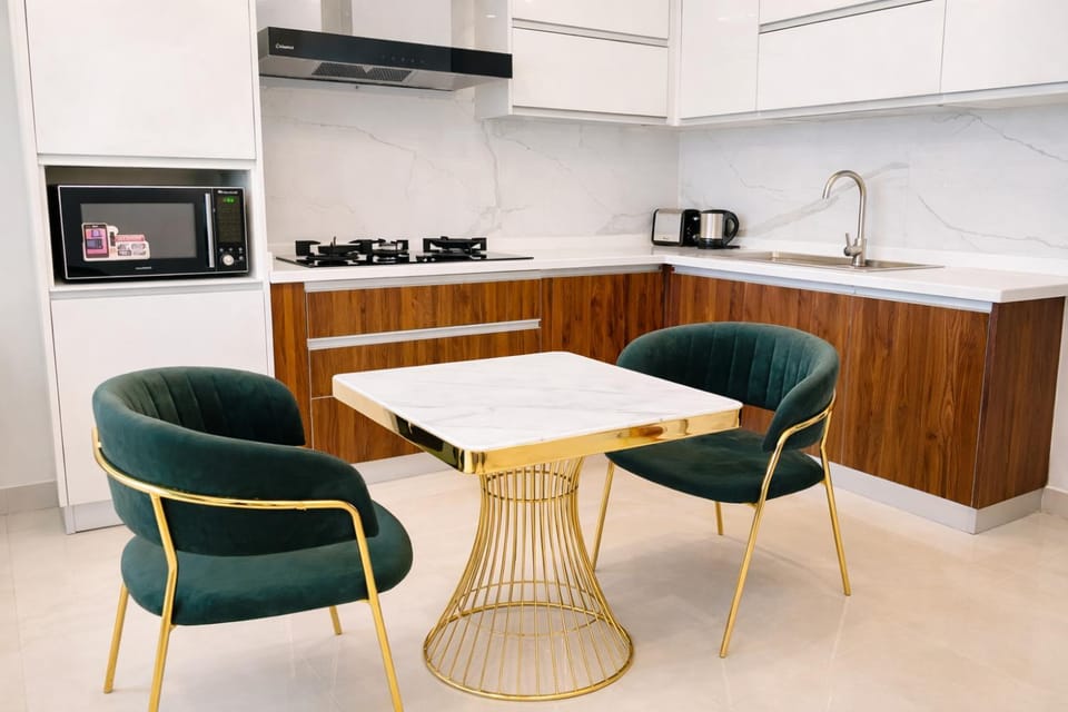 Coffee/tea facilities, Kitchen or kitchenette, Living room, Seating area, Dining area, minibar, stove
