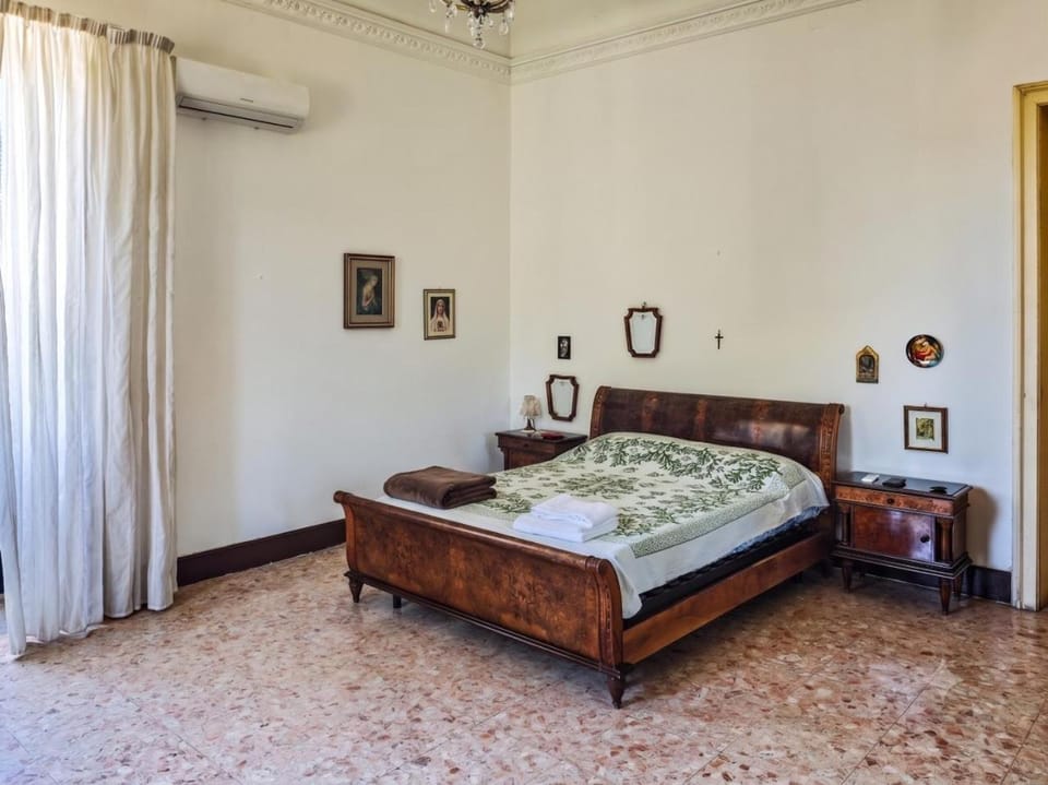 Bed, Photo of the whole room, Bedroom, air conditioner