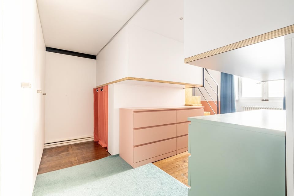 Photo of the whole room, Bedroom