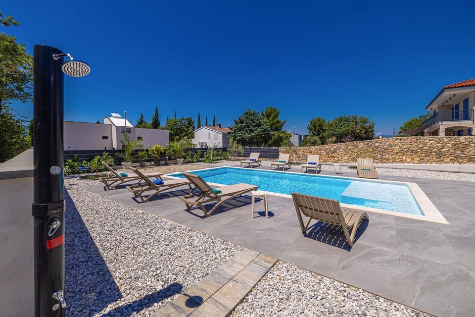 Swimming pool, sunbed