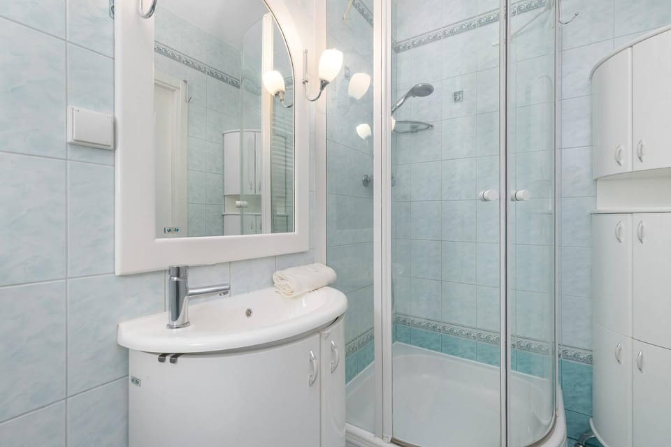 Shower, Bathroom, towels