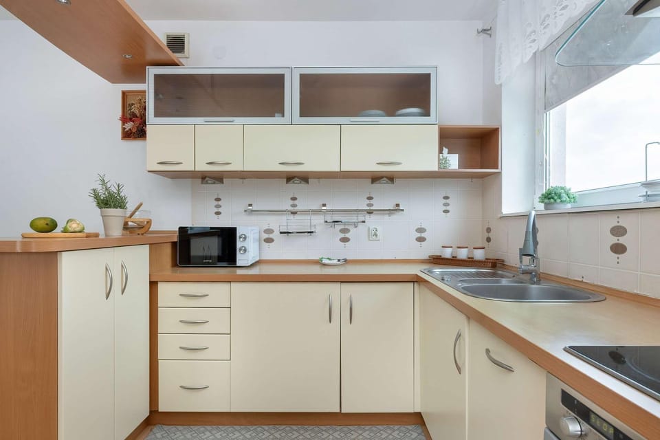 Coffee/tea facilities, Kitchen or kitchenette, microwave, stove