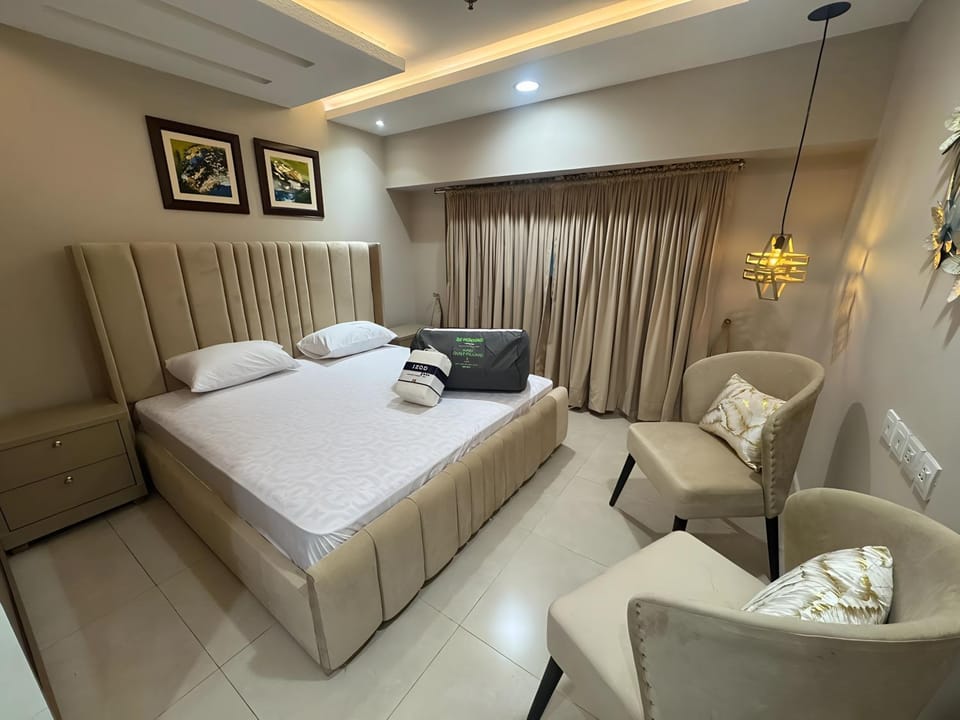 Bed, Living room, Photo of the whole room, Seating area, Bedroom