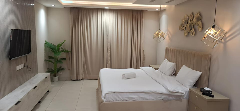 Bed, TV and multimedia, Photo of the whole room, Bedroom, towels
