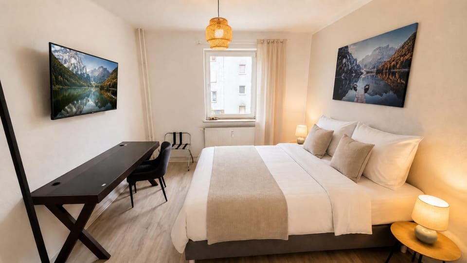 Bed, TV and multimedia, Photo of the whole room, Bedroom