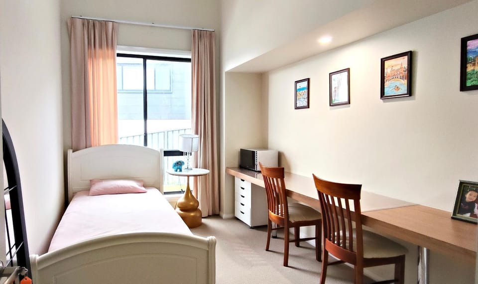 A private room with lounge room Bed and Breakfast in Wollongong