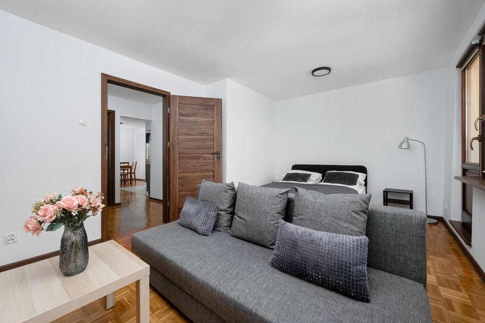 Bed, Photo of the whole room, Seating area, Bedroom